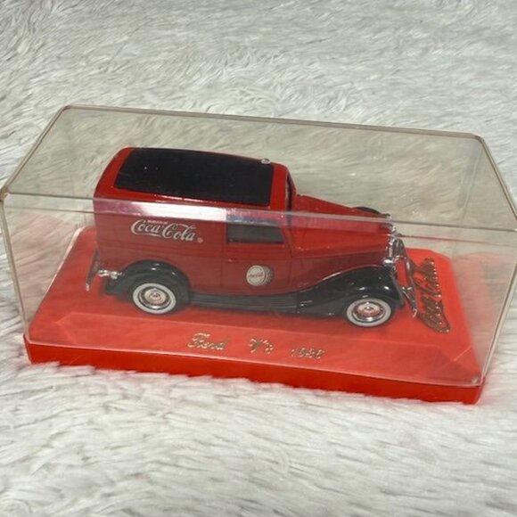Vintage Coca-Cola Red and Black Metal 1936 Ford V8 in Case Made in France - Picture 11 of 15